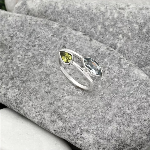 Peridot and sky blue topaz sterling silver ring size 7 - Picture 3 of 3